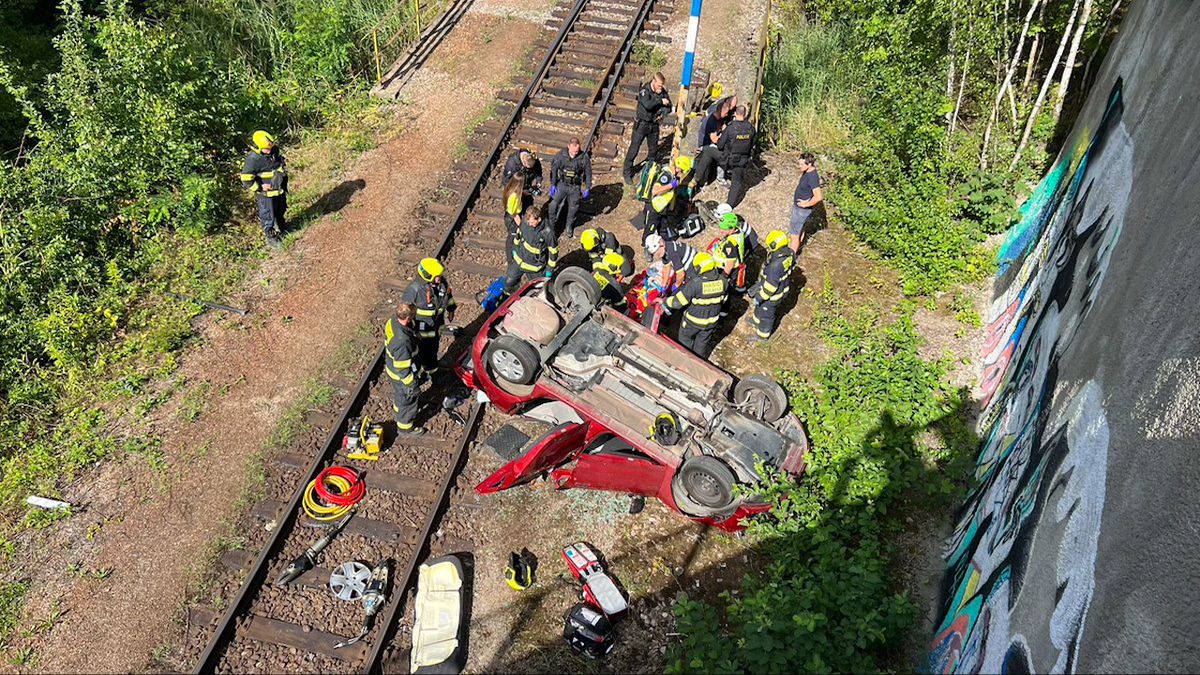 Auto v Praze spadlo z mostu na koleje